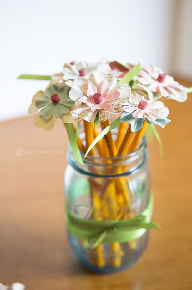 Teacher Gift Idea: Mason Jar Pencil Holder with Flower Pencils