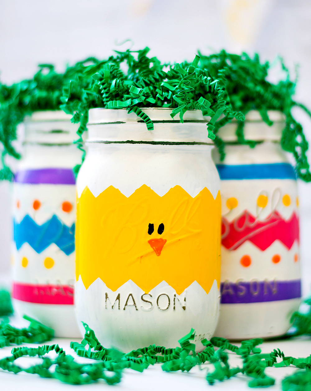 Mason Jar Craft for Easter: Painted Chick Mason Jar