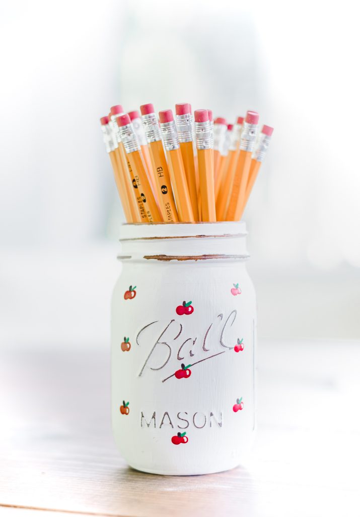 Painted Apple Mason Jar - Back to School Teacher Gift Ideas with Mason Jars