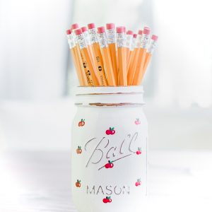 Painted Apple Mason Jar - Back to School Teacher Gift Ideas with Mason Jars