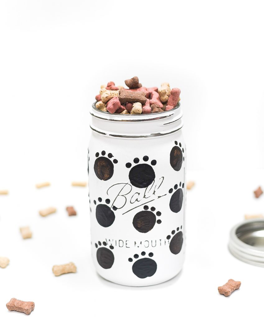 Dog Treat Mason Jar. Easy Painted Paw Prints on Mason Jar. Easy Dog Treat Jar Ideas with Mason Jars.