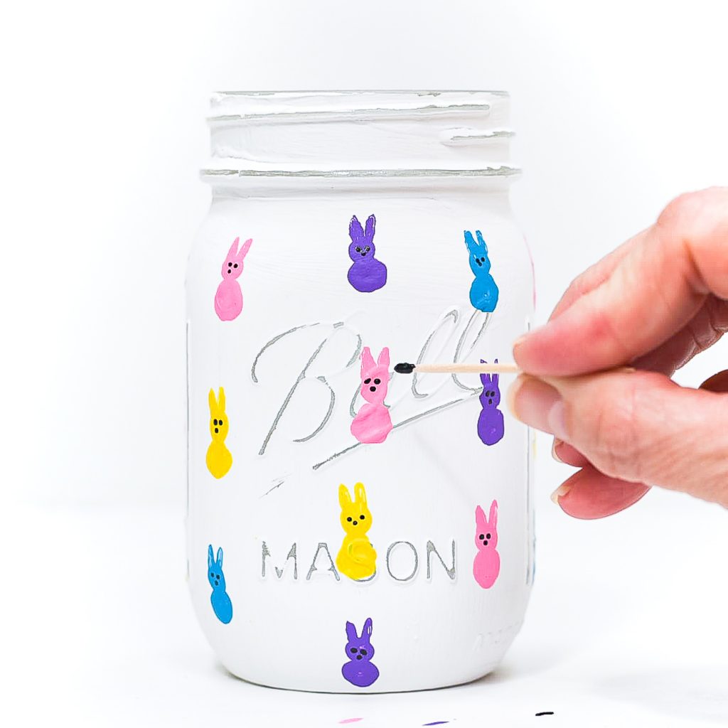 How to paint peeps. Easy peeps painting tutorial. How to paint peeps on mason jars. Easter peeps painting tutorial.