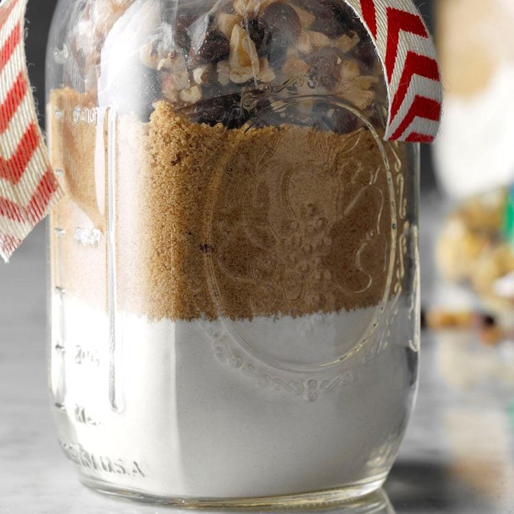 Coffee cake mix in mason jar. Holiday foods in mason jars. Mason jar gift ideas with food and recipes. Recipes in mason jars. Holiday gift ideas with mason jars. Hot chocolate in mason jars. Recipes in mason jars.