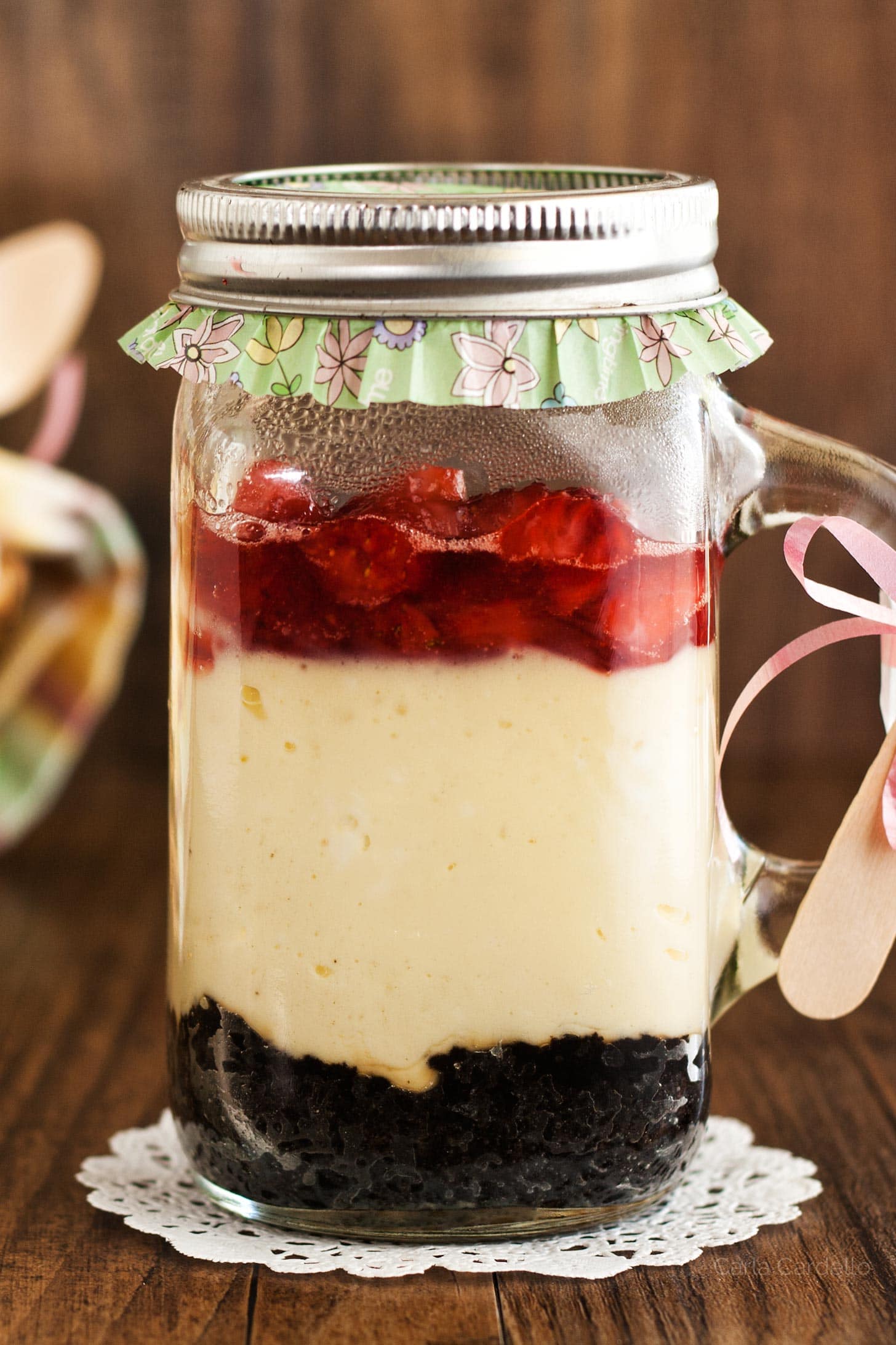 cheesecake in mason jar gift idea. Holiday foods in mason jars. Mason jar gift ideas with food and recipes. Recipes in mason jars. Holiday gift ideas with mason jars. Hot chocolate in mason jars. Recipes in mason jars.