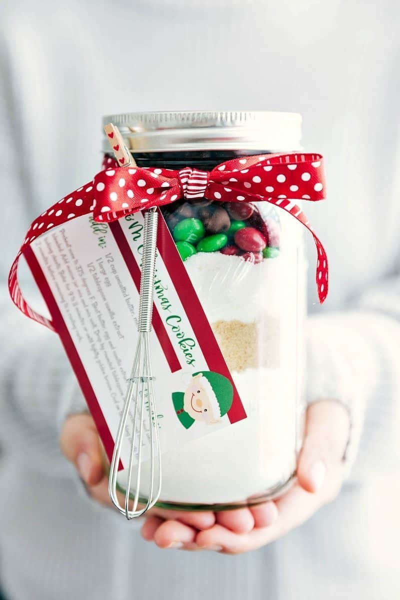 Christmas M&M Cookie recipe in mason jar gift idea. Holiday foods in mason jars. Mason jar gift ideas with food and recipes. Recipes in mason jars. Holiday gift ideas with mason jars. Hot chocolate in mason jars. Recipes in mason jars.