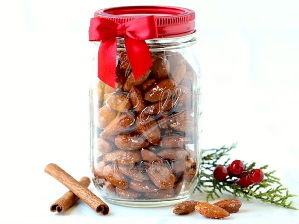 Cinnamon Sugar Almonds in Mason Jars recipe idea gift idea. Holiday foods in mason jars. Mason jar gift ideas with food and recipes. Recipes in mason jars. Holiday gift ideas with mason jars. Hot chocolate in mason jars. Recipes in mason jars.