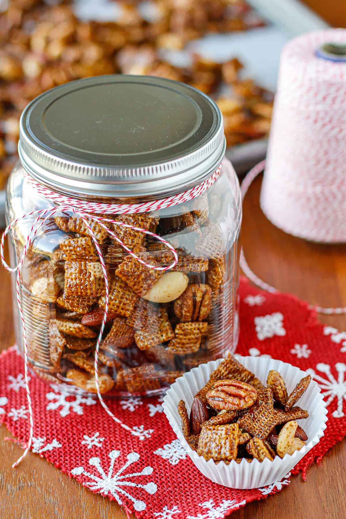 Gingerbread chex mix in mason jar gift idea. Holiday foods in mason jars. Mason jar gift ideas with food and recipes. Recipes in mason jars. Holiday gift ideas with mason jars. Hot chocolate in mason jars. Recipes in mason jars.