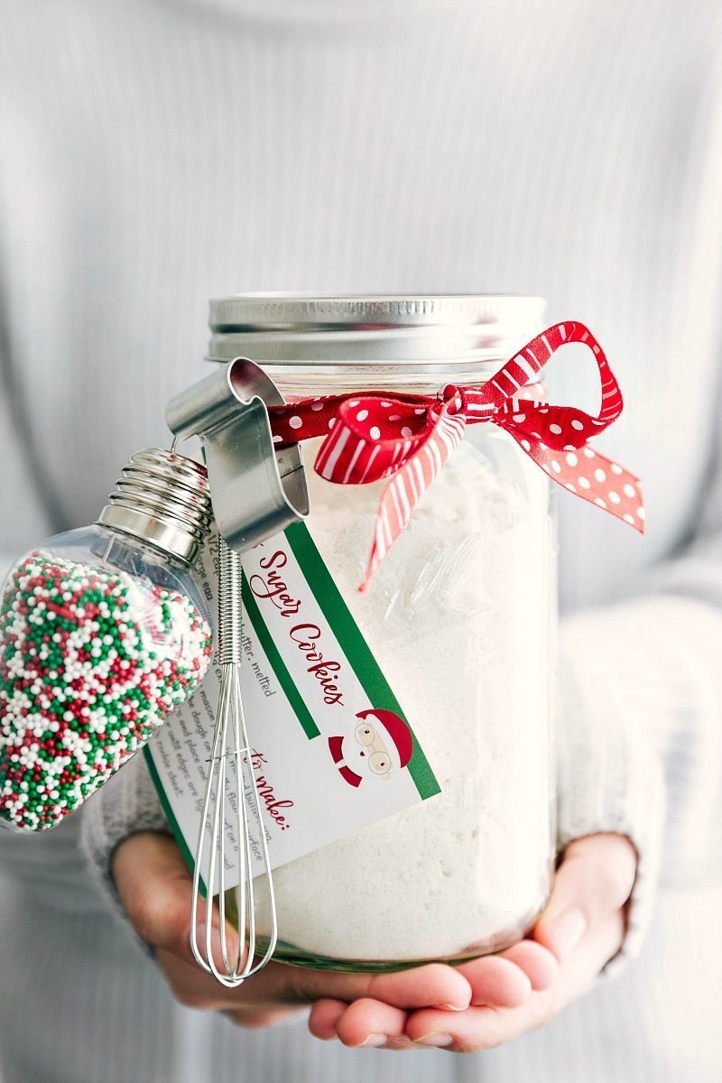 Sugar Cookie Mix in Mason jar gift idea. Holiday foods in mason jars. Mason jar gift ideas with food and recipes. Recipes in mason jars. Holiday gift ideas with mason jars. Hot chocolate in mason jars. Recipes in mason jars.