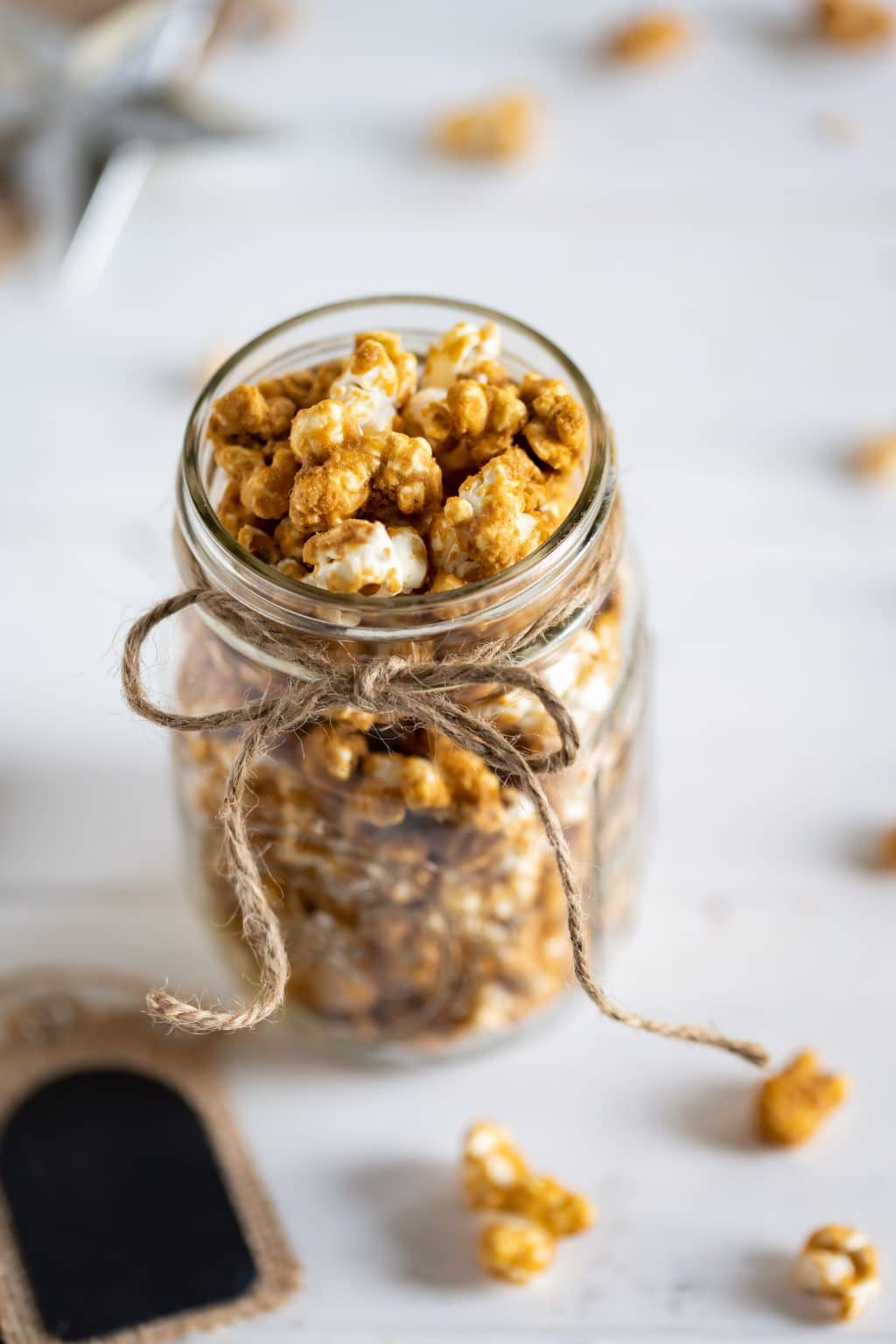 Gingerbread caramel corn in mason jar. Holiday foods in mason jars. Mason jar gift ideas with food and recipes. Recipes in mason jars. Holiday gift ideas with mason jars. Hot chocolate in mason jars. Recipes in mason jars.
