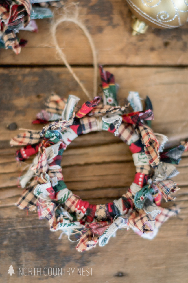 Mason Jar Lid Mini Rag Wreath DIY. Mason Jar Christmas Ornament Craft Ideas. DIY Mason Jar Ornaments - Christmas Crafts with Mason Jars - Homemade Ornament Craft Ideas. Mini Mason Jar Ornaments tutorial. Mason Jar Lid Ornaments. Mason Jar Lid Mini Wreath Ornaments.