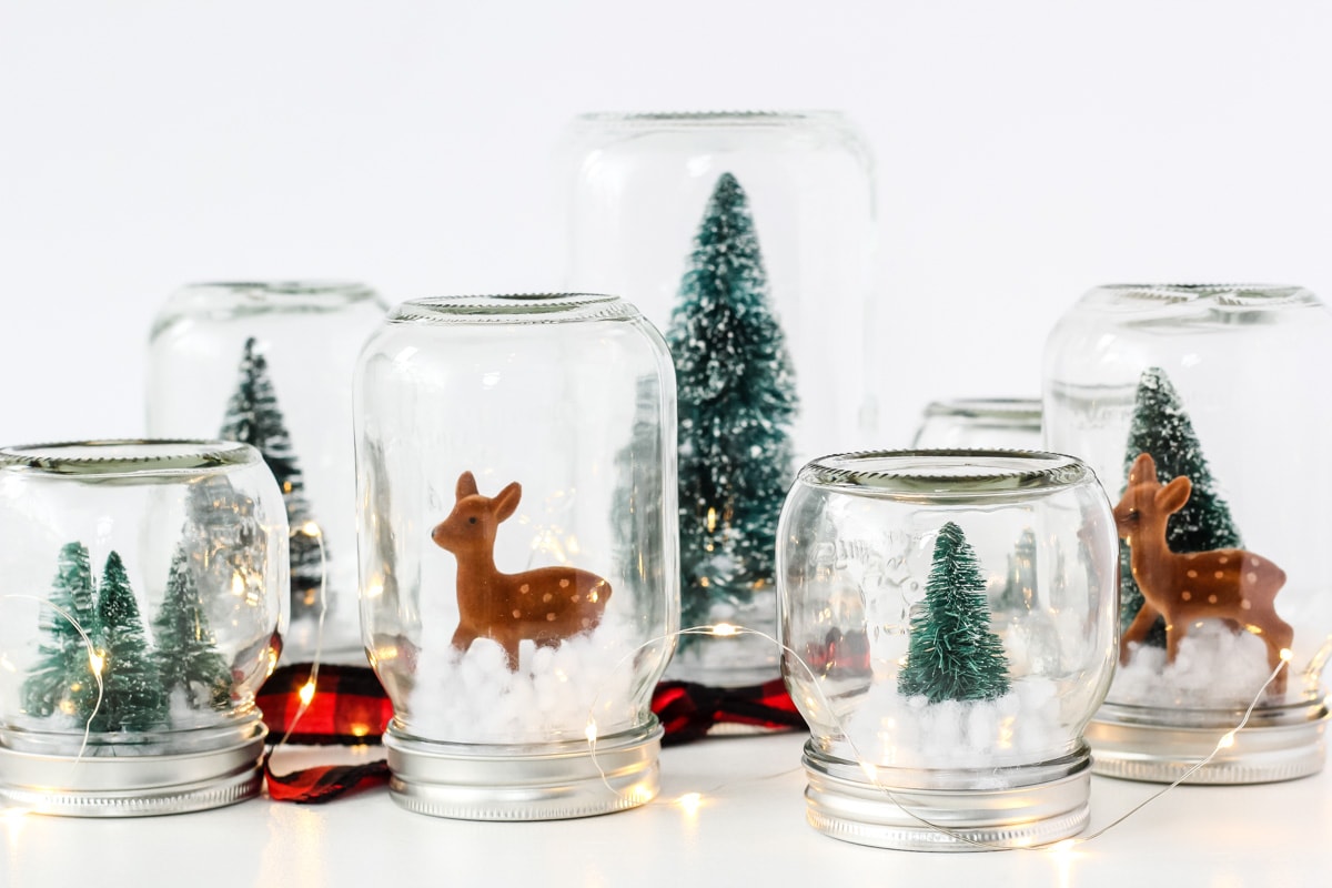 Mason Jar Snow Globe Forest with Cottom Snow. Mason Jar Snow Globe Craft Ideas. Bottle Brush Trees in Mason Jar Snow Globes. How to Make a Snow Globe in a Jar. Kids Craft Ideas for Christmas with Mason Jars. Gift Ideas in Mason Jars. Winter Crafts Ideas with Snow Globes. Mason Jar Crafts for Christmas. 