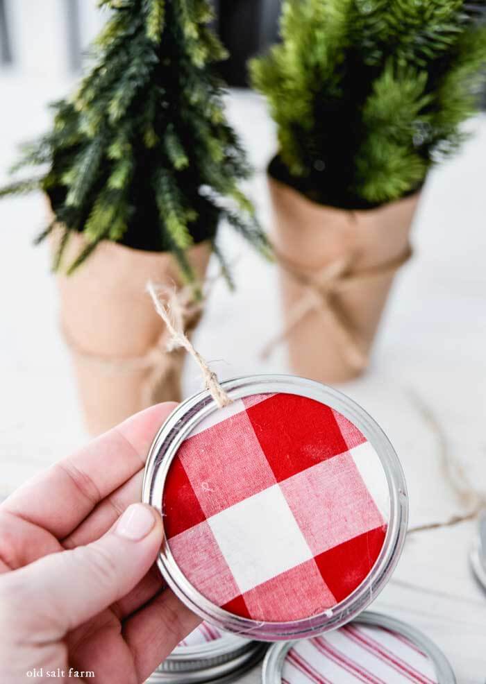 Mason Jar Christmas Ornament Craft Ideas. DIY Mason Jar Ornaments - Christmas Crafts with Mason Jars - Homemade Ornament Craft Ideas. Mini Mason Jar Ornaments tutorial. Mason Jar Lid Ornaments. Mason Jar Lid Mini Wreath Ornaments.