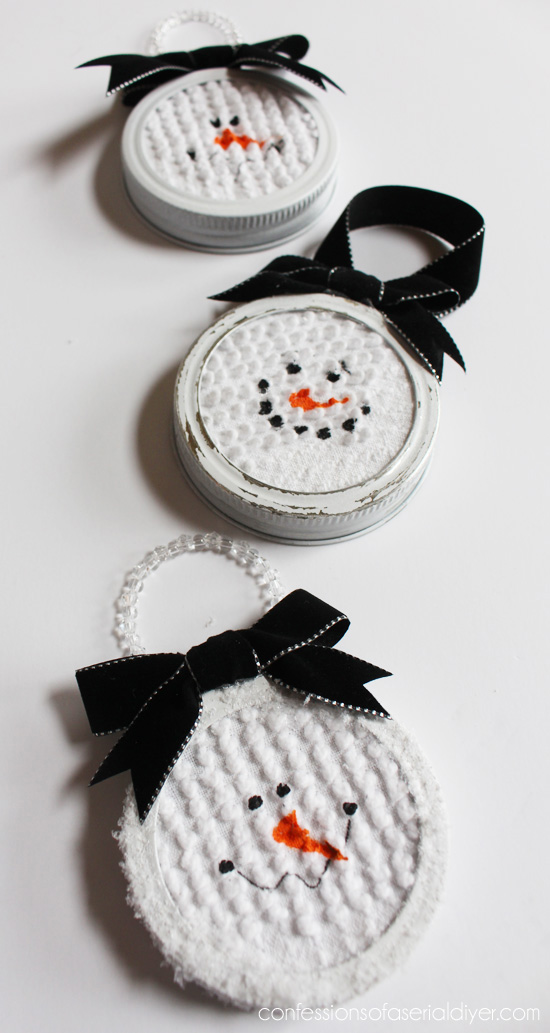 Mason Jar Christmas Ornament Craft Ideas. DIY Mason Jar Ornaments - Christmas Crafts with Mason Jars - Homemade Ornament Craft Ideas. Mini Mason Jar Ornaments tutorial. Mason Jar Lid Ornaments. Mason Jar Lid Mini Wreath Ornaments.