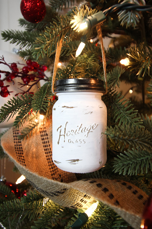 Painted and distressed mason jar ornament ideas. Mason Jar Christmas Ornament Craft Ideas. DIY Mason Jar Ornaments - Christmas Crafts with Mason Jars - Homemade Ornament Craft Ideas. Mini Mason Jar Ornaments tutorial. Mason Jar Lid Ornaments. Mason Jar Lid Mini Wreath Ornaments.