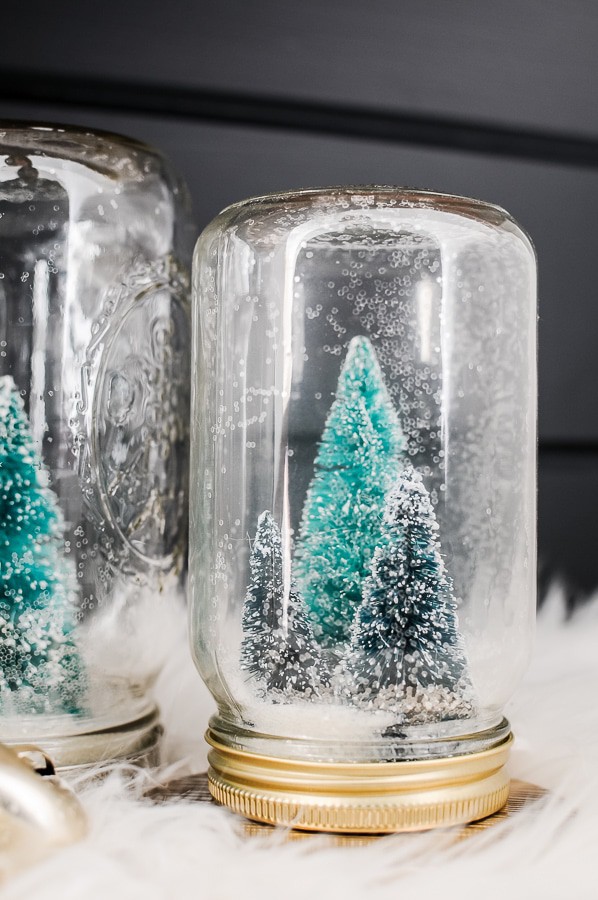 Forest in a Jar Snow Globe. Mason Jar Snow Globe Craft Ideas. Bottle Brush Trees in Mason Jar Snow Globes. How to Make a Snow Globe in a Jar. Kids Craft Ideas for Christmas with Mason Jars. Gift Ideas in Mason Jars. Winter Crafts Ideas with Snow Globes. Mason Jar Crafts for Christmas. 