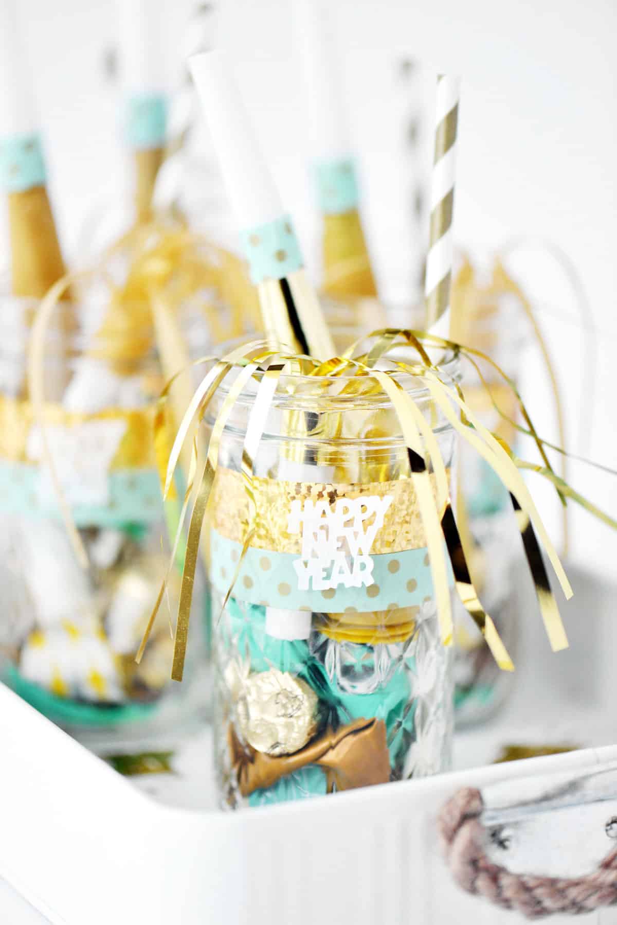 New Year's Eve Mason Jar Ideas - New Year's Eve Party Ideas with Mason Jars - New Year's Mason Jar Crafts.