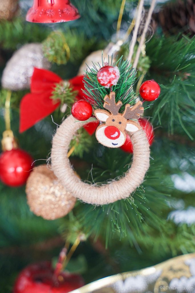Mason Jar Band Reindeer Wreath Ornament. Mason Jar Lid Reindeer. Mason Jar Christmas Ornament Craft Ideas. DIY Mason Jar Ornaments - Christmas Crafts with Mason Jars - Homemade Ornament Craft Ideas. Mini Mason Jar Ornaments tutorial. Mason Jar Lid Ornaments. Mason Jar Lid Mini Wreath Ornaments.