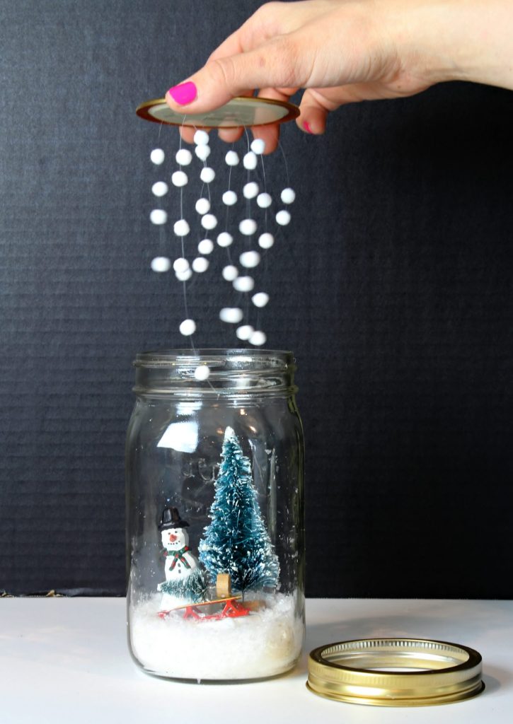 Mason Jar Snow Globe Craft Ideas. Bottle Brush Trees in Mason Jar Snow Globes. How to Make a Snow Globe in a Jar. Kids Craft Ideas for Christmas with Mason Jars. Gift Ideas in Mason Jars. Winter Crafts Ideas with Snow Globes. Mason Jar Crafts for Christmas. 