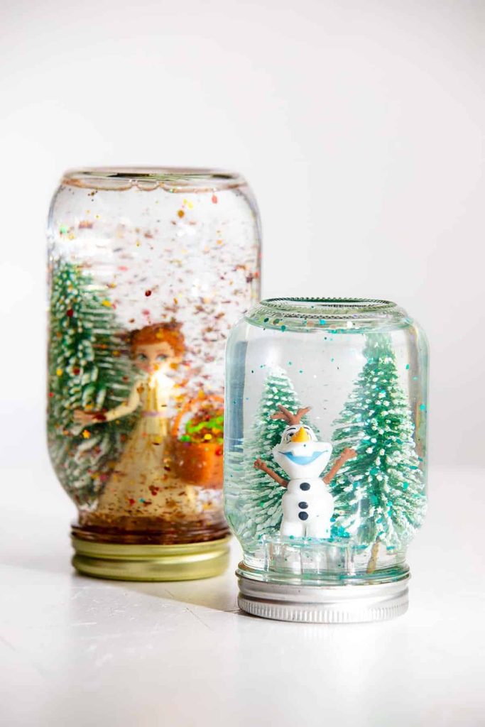 Frozen Snow Globe Mason Jars. Mason Jar Snow Globe Craft Ideas. Bottle Brush Trees in Mason Jar Snow Globes. How to Make a Snow Globe in a Jar. Kids Craft Ideas for Christmas with Mason Jars. Gift Ideas in Mason Jars. Winter Crafts Ideas with Snow Globes. Mason Jar Crafts for Christmas. 
