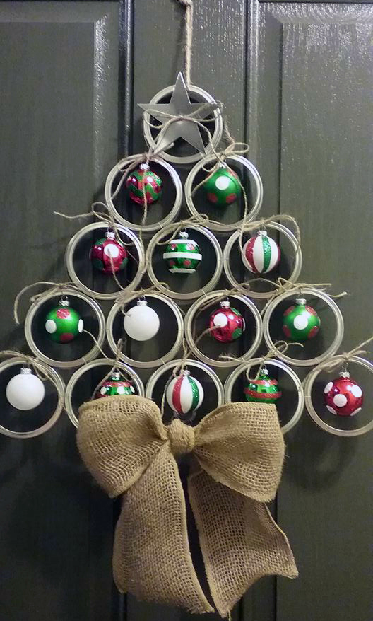 Mason Jar Lid Christmas Tree Wreath for Front Door. Unique Christmas Crafts with Mason Jars and Lids. Mason Jar Holiday Craft Ideas. Mason Jar Lid Winter Craft Ideas. Mason Jar Lid Wreaths. Mason Jar Lid Snowman.