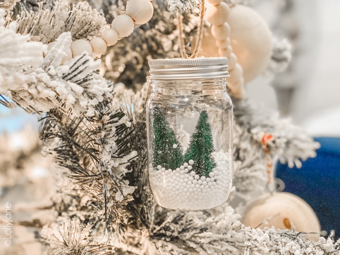 Mini Mason Jar Snow Globe Ornament DIY. Mason Jar Christmas Ornament Craft Ideas. DIY Mason Jar Ornaments - Christmas Crafts with Mason Jars - Homemade Ornament Craft Ideas. Mini Mason Jar Ornaments tutorial. Mason Jar Lid Ornaments. Mason Jar Lid Mini Wreath Ornaments.