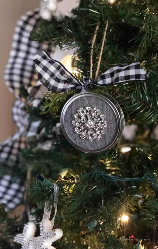 Mason Jar Lid Snowflake Ornament. Mason Jar Christmas Ornament Craft Ideas. DIY Mason Jar Ornaments - Christmas Crafts with Mason Jars - Homemade Ornament Craft Ideas. Mini Mason Jar Ornaments tutorial. Mason Jar Lid Ornaments. Mason Jar Lid Mini Wreath Ornaments.