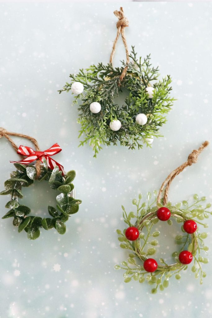 Mini Mason Jar Band Wreath Ornaments for Christmas Tutorial. Mason Jar Christmas Ornament Craft Ideas. DIY Mason Jar Ornaments - Christmas Crafts with Mason Jars - Homemade Ornament Craft Ideas. Mini Mason Jar Ornaments tutorial. Mason Jar Lid Ornaments. Mason Jar Lid Mini Wreath Ornaments.