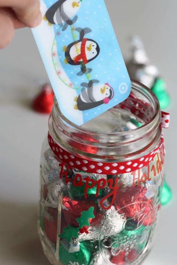 Mason Jar Gift Card Holder with Hershey Kisses. Mason Jar Holiday Gift Card Holders. Mason Jar Christmas Gift Card Holder Ideas. Creative ways to Package Gift Cards in Mason Jars.