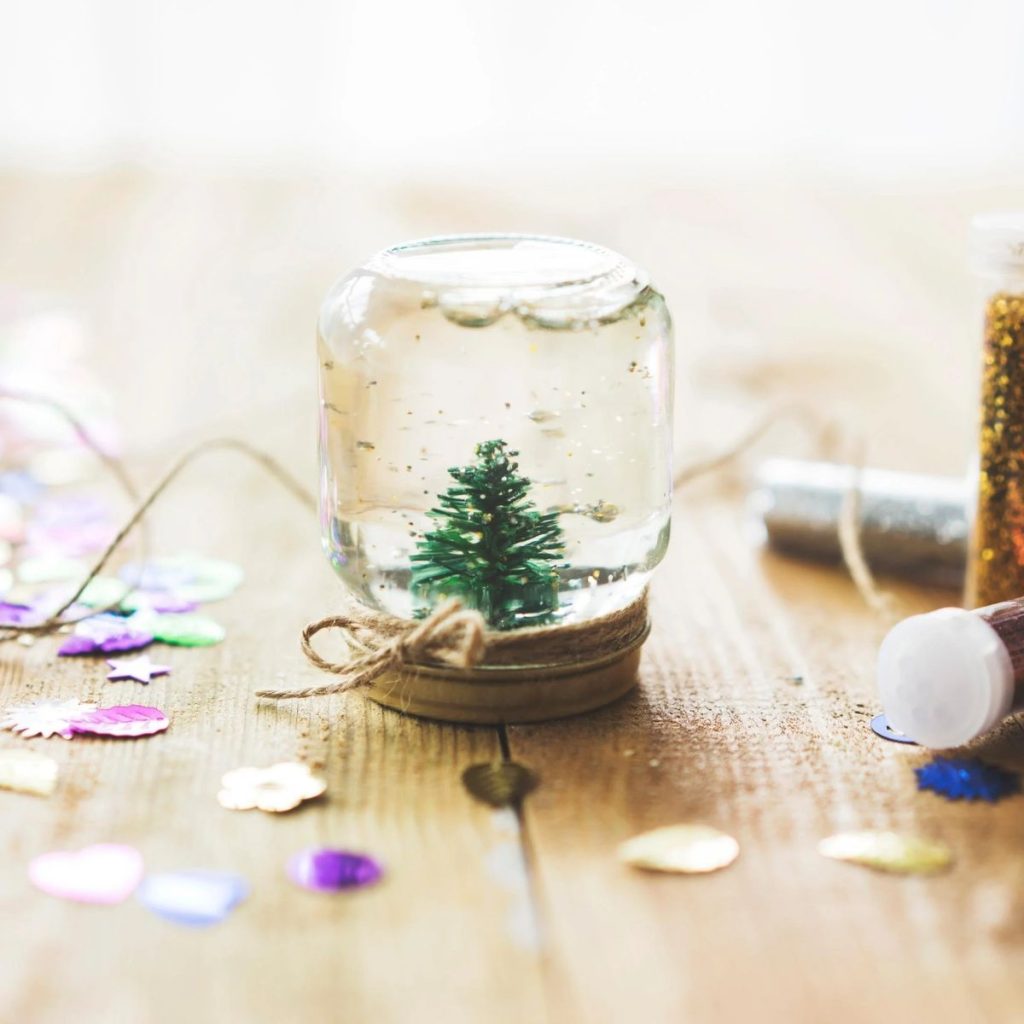 Glycerin Free Snow Globe. Mason Jar Snow Globe Craft Ideas. Bottle Brush Trees in Mason Jar Snow Globes. How to Make a Snow Globe in a Jar. Kids Craft Ideas for Christmas with Mason Jars. Gift Ideas in Mason Jars. Winter Crafts Ideas with Snow Globes. Mason Jar Crafts for Christmas. 