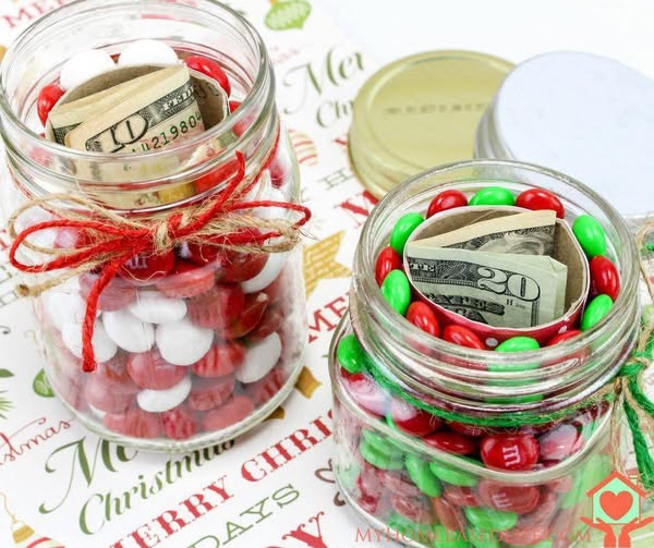Mason Jar Holiday Gift Card Holders. Mason Jar Christmas Gift Card Holder Ideas. Creative ways to Package Gift Cards in Mason Jars.