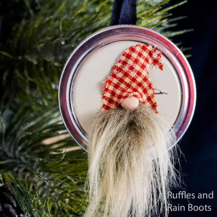 Gnome Ornament DIY with Mason Jar Lids. Mason Jar Christmas Ornament Craft Ideas. DIY Mason Jar Ornaments - Christmas Crafts with Mason Jars - Homemade Ornament Craft Ideas. Mini Mason Jar Ornaments tutorial. Mason Jar Lid Ornaments. Mason Jar Lid Mini Wreath Ornaments.