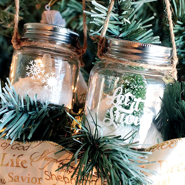 Mason Jar Christmas Ornament Craft Ideas. DIY Mason Jar Ornaments - Christmas Crafts with Mason Jars - Homemade Ornament Craft Ideas. Mini Mason Jar Ornaments tutorial. Mason Jar Lid Ornaments. Mason Jar Lid Mini Wreath Ornaments.