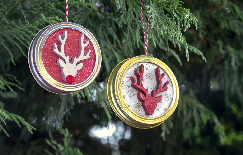 Mason Jar Lid Ornament DIY with Reindeer Heads. Mason Jar Christmas Ornament Craft Ideas. DIY Mason Jar Ornaments - Christmas Crafts with Mason Jars - Homemade Ornament Craft Ideas. Mini Mason Jar Ornaments tutorial. Mason Jar Lid Ornaments. Mason Jar Lid Mini Wreath Ornaments.