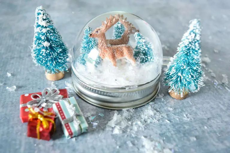 Mason Jar Lid Snow Globe. Unique Christmas Crafts with Mason Jars and Lids. Mason Jar Holiday Craft Ideas. Mason Jar Lid Winter Craft Ideas. Mason Jar Lid Wreaths. Mason Jar Lid Snowman.