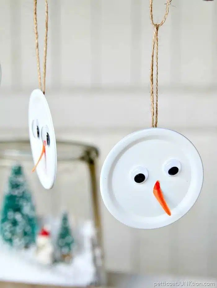 Easy Snowman Ornament DIY with Mason Jar Lids. Kid Crafts for Christmas. Mason Jar Christmas Ornament Craft Ideas. DIY Mason Jar Ornaments - Christmas Crafts with Mason Jars - Homemade Ornament Craft Ideas. Mini Mason Jar Ornaments tutorial. Mason Jar Lid Ornaments. Mason Jar Lid Mini Wreath Ornaments.