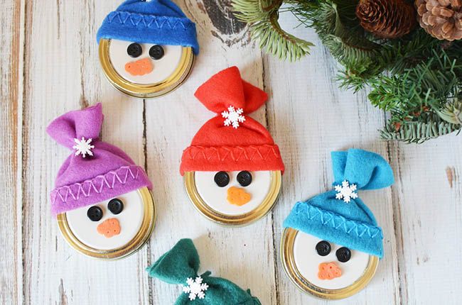 Homemade Snowman Head Ornaments with Mason Jar Lids. Mason Jar Christmas Ornament Craft Ideas. DIY Mason Jar Ornaments - Christmas Crafts with Mason Jars - Homemade Ornament Craft Ideas. Mini Mason Jar Ornaments tutorial. Mason Jar Lid Ornaments. Mason Jar Lid Mini Wreath Ornaments.