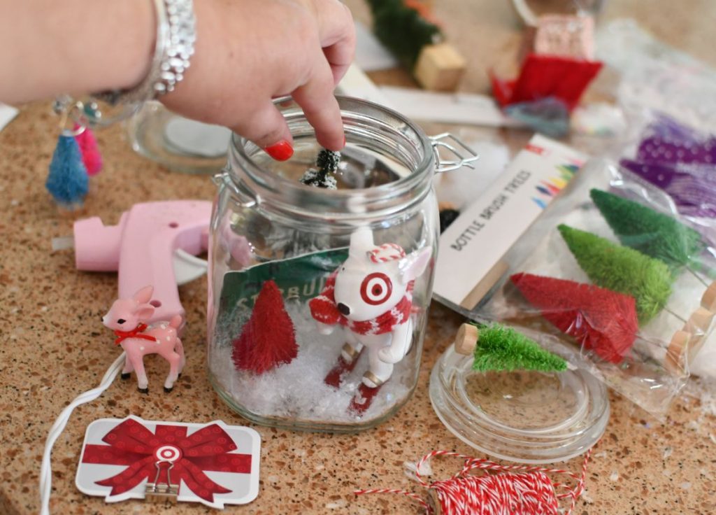 Mason Jar Holiday Gift Card Holders. Mason Jar Christmas Gift Card Holder Ideas. Creative ways to Package Gift Cards in Mason Jars.