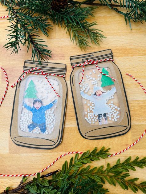 Snow Globe Gift Tags and Ornaments with Personalize Pictures. Mason Jar Snow Globe Craft Ideas. Bottle Brush Trees in Mason Jar Snow Globes. How to Make a Snow Globe in a Jar. Kids Craft Ideas for Christmas with Mason Jars. Gift Ideas in Mason Jars. Winter Crafts Ideas with Snow Globes. Mason Jar Crafts for Christmas. 