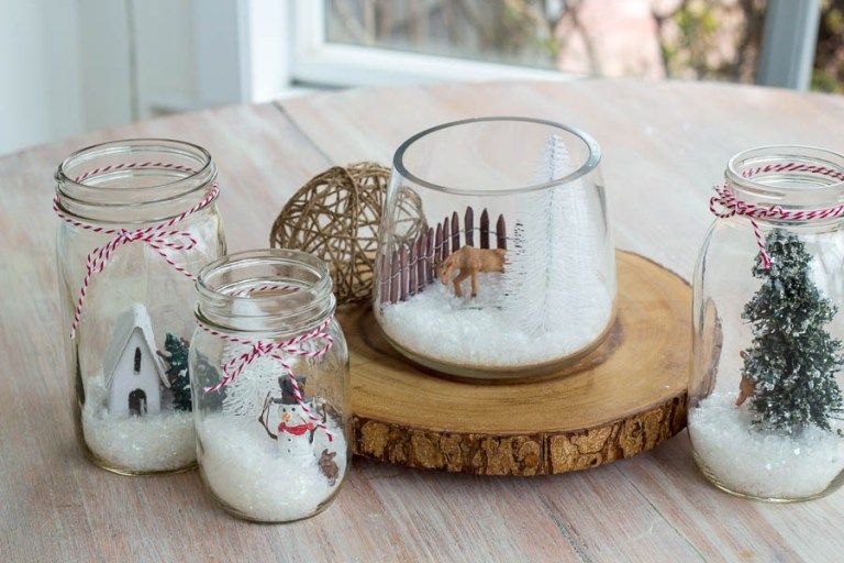 Snow Globe Jars Winter Scene. Mason Jar Snow Globe Craft Ideas. Bottle Brush Trees in Mason Jar Snow Globes. How to Make a Snow Globe in a Jar. Kids Craft Ideas for Christmas with Mason Jars. Gift Ideas in Mason Jars. Winter Crafts Ideas with Snow Globes. Mason Jar Crafts for Christmas. 
