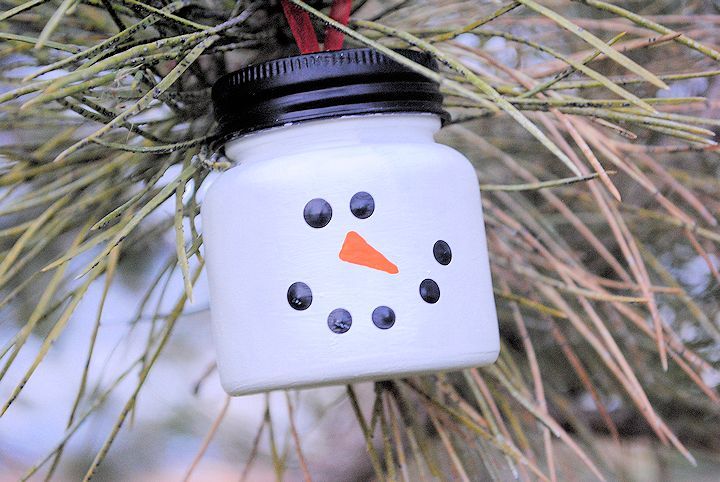 Snowman Mason Jar Ornament DIY. Mason Jar Christmas Ornament Craft Ideas. DIY Mason Jar Ornaments - Christmas Crafts with Mason Jars - Homemade Ornament Craft Ideas. Mini Mason Jar Ornaments tutorial. Mason Jar Lid Ornaments. Mason Jar Lid Mini Wreath Ornaments.