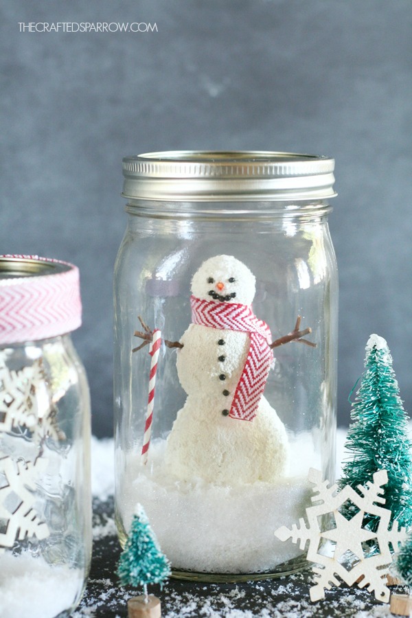 Snowman Mason Jar Snow Globe. Mason Jar Snow Globe Craft Ideas. Bottle Brush Trees in Mason Jar Snow Globes. How to Make a Snow Globe in a Jar. Kids Craft Ideas for Christmas with Mason Jars. Gift Ideas in Mason Jars. Winter Crafts Ideas with Snow Globes. Mason Jar Crafts for Christmas. 