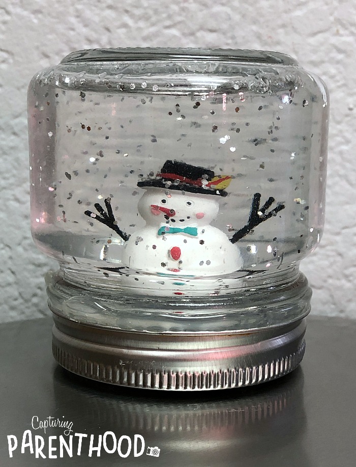 Glitter Snow Globe with Snow Man in Baby Food Jar. Mason Jar Snow Globe Craft Ideas. Bottle Brush Trees in Mason Jar Snow Globes. How to Make a Snow Globe in a Jar. Kids Craft Ideas for Christmas with Mason Jars. Gift Ideas in Mason Jars. Winter Crafts Ideas with Snow Globes. Mason Jar Crafts for Christmas. 