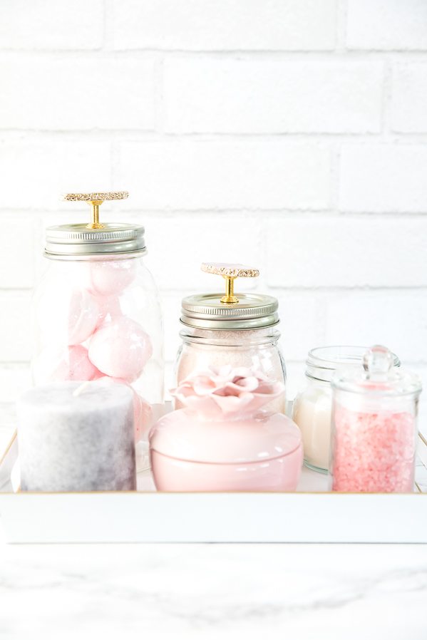 Mason Jar Vanity Organization Ideas for Bathroom. Mason Jar Bathroom Storage and Organization Ideas. Organizing the bathroom with mason jars. Pretty storage ideas with mason jars. Rustic storage ideas with mason jars. Bathroom storage using mason jars.