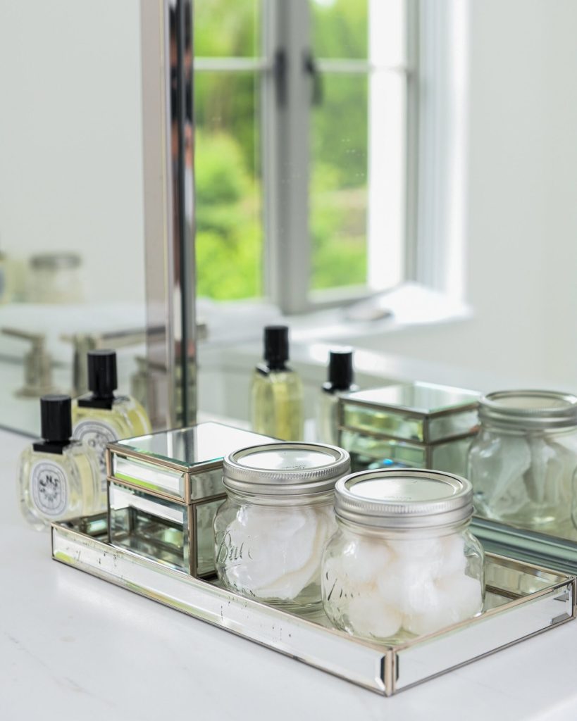 Simple Mason Jar Vanity Cotton Ball and Q-Tip Countertop Organization. Mason Jar Bathroom Storage and Organization Ideas. Organizing the bathroom with mason jars. Pretty storage ideas with mason jars. Rustic storage ideas with mason jars. Bathroom storage using mason jars.