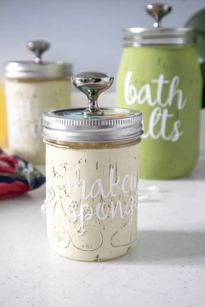 Mason Jar Makeup Organization. Mason Jar Bathroom Storage and Organization Ideas. Organizing the bathroom with mason jars. Pretty storage ideas with mason jars. Rustic storage ideas with mason jars. Bathroom storage using mason jars.