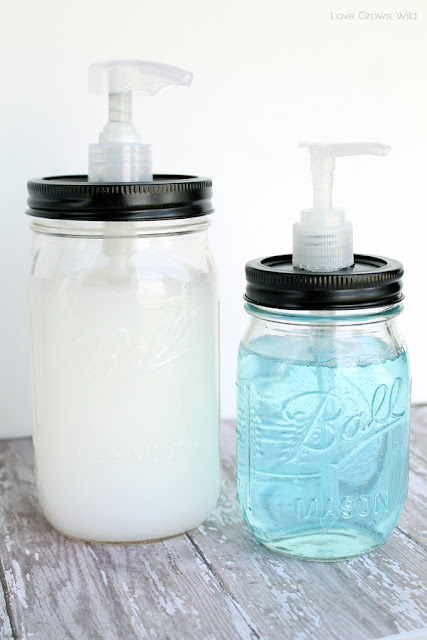 Easy mason jar soap and lotion dispenser diy. Mason Jar Bathroom Storage and Organization Ideas. Organizing the bathroom with mason jars. Pretty storage ideas with mason jars. Rustic storage ideas with mason jars. Bathroom storage using mason jars.