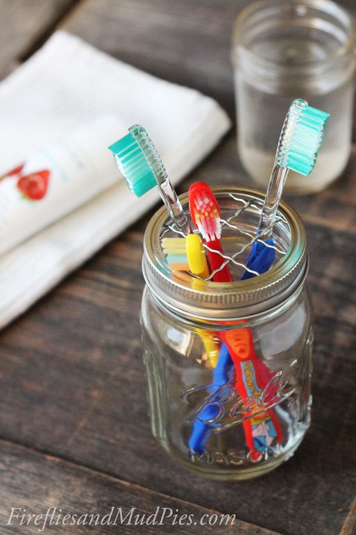 Mason jar toothbrush holder diy. Mason Jar Bathroom Storage and Organization Ideas. Organizing the bathroom with mason jars. Pretty storage ideas with mason jars. Rustic storage ideas with mason jars. Bathroom storage using mason jars.