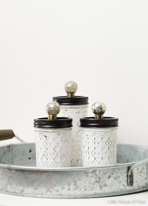 Painted and Distressed Mason Jar Bathroom Storage. Mason Jar Bathroom Storage and Organization Ideas. Organizing the bathroom with mason jars. Pretty storage ideas with mason jars. Rustic storage ideas with mason jars. Bathroom storage using mason jars.