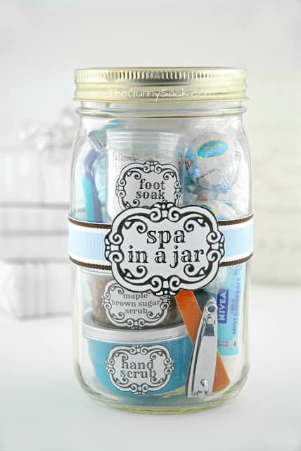 Spa in Mason Jar Gift Ideas. Mason Jar Bathroom Storage and Organization Ideas. Organizing the bathroom with mason jars. Pretty storage ideas with mason jars. Rustic storage ideas with mason jars. Bathroom storage using mason jars.