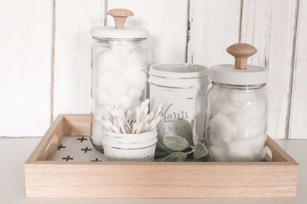 Upcycled Glass Jar Bathroom Storage Ideas. Mason Jar Bathroom Storage and Organization Ideas. Organizing the bathroom with mason jars. Pretty storage ideas with mason jars. Rustic storage ideas with mason jars. Bathroom storage using mason jars.